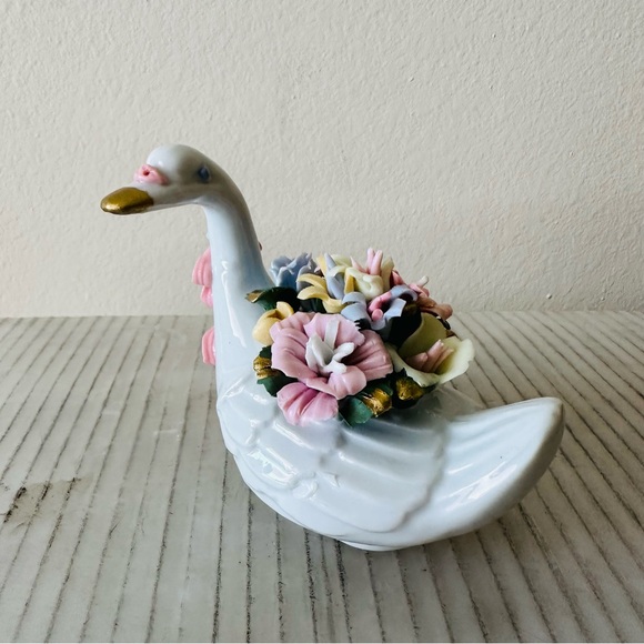 Beautiful little porcelain swan figurine with a back full of flowers! - Picture 2 of 6